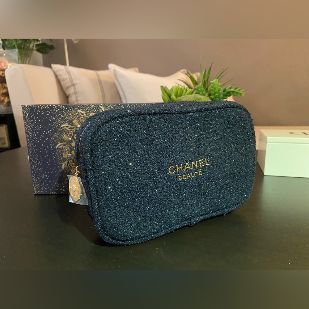CHANEL Makeup Bag 2025 Holiday Navy Pouch Only Limited Edition! Authentic! NEW! - Picture 3 of 8